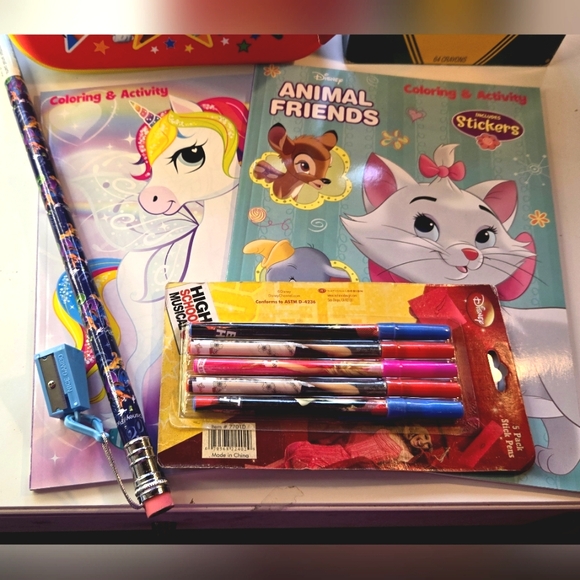 Disney Junior Mickey Mouse Case and Coloring Pack- Crayola Crayons - Picture 4 of 6